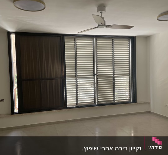 חדר ריק עם רצפה נקייה ותקרה עם מאוורר